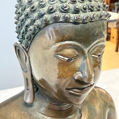 A Thai bronze figure of a seated Buddha Shakyamuni — foto 3