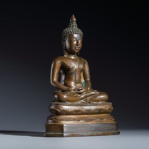 A Thai bronze figure of a seated Buddha Shakyamuni — foto 1