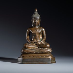 A Thai bronze figure of a seated Buddha Shakyamuni — foto 2
