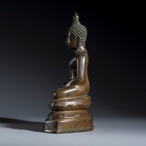 A Thai bronze figure of a seated Buddha Shakyamuni — foto 3