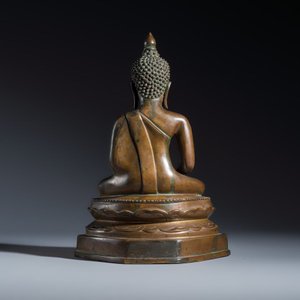 A Thai bronze figure of a seated Buddha Shakyamuni — foto 4