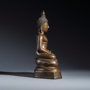 A Thai bronze figure of a seated Buddha Shakyamuni — foto 5