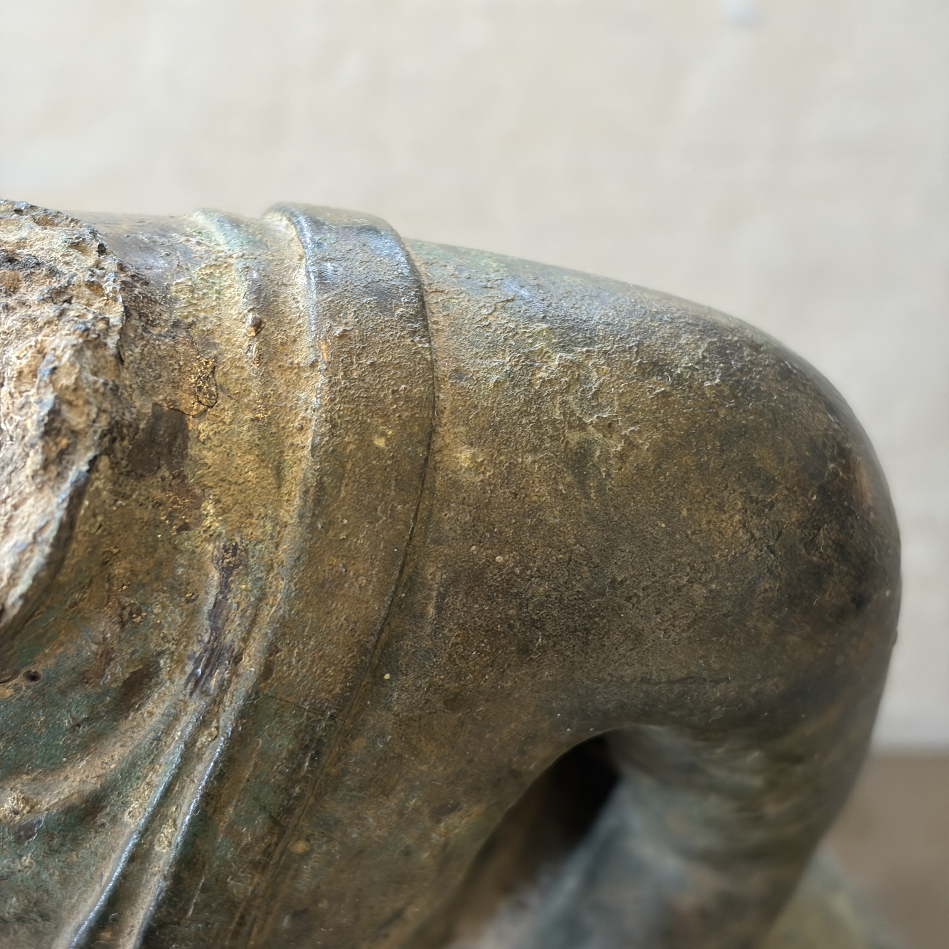 A Thai bronze seated Buddha torso on a later stand — photo 10
