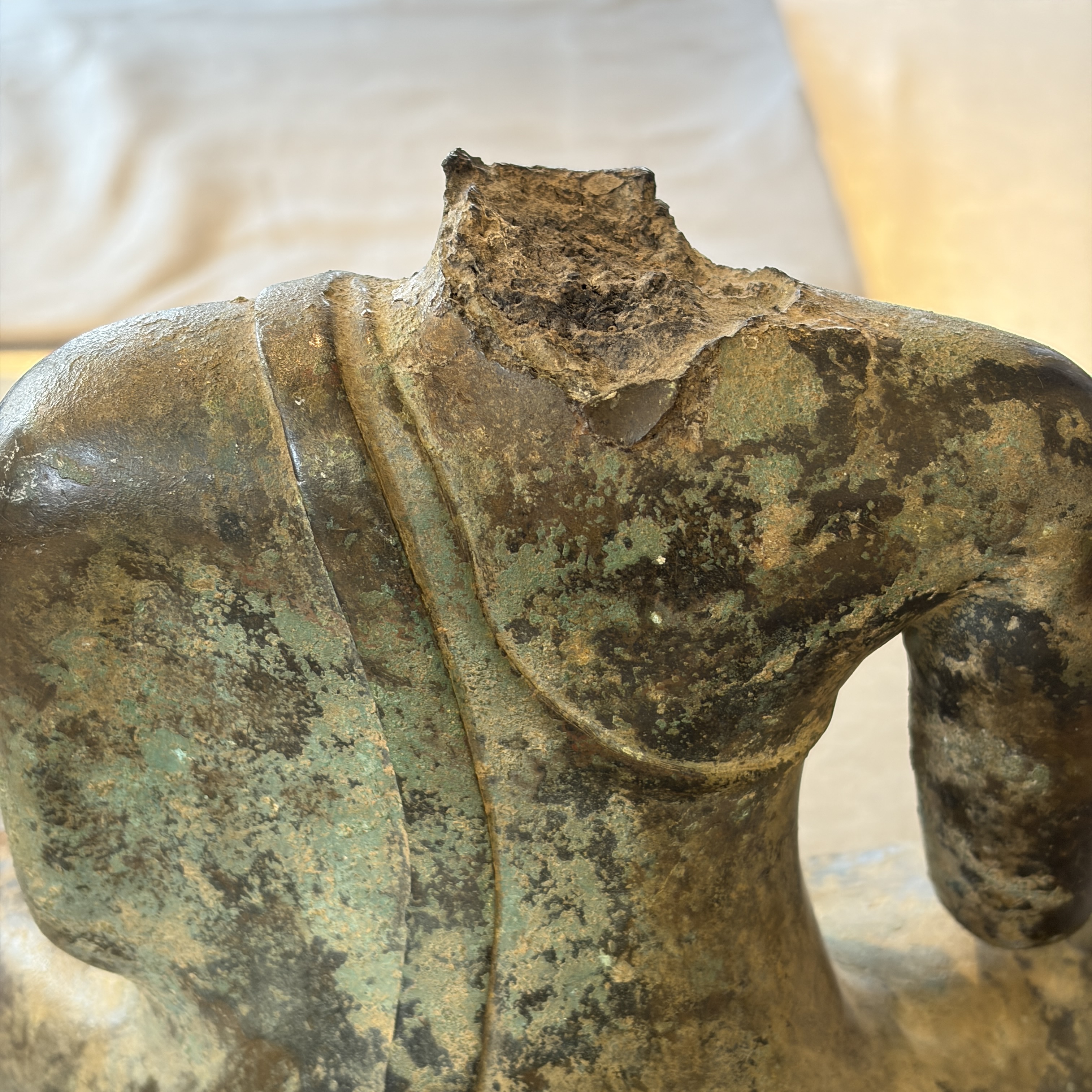 A Thai bronze seated Buddha torso on a later stand — photo 15