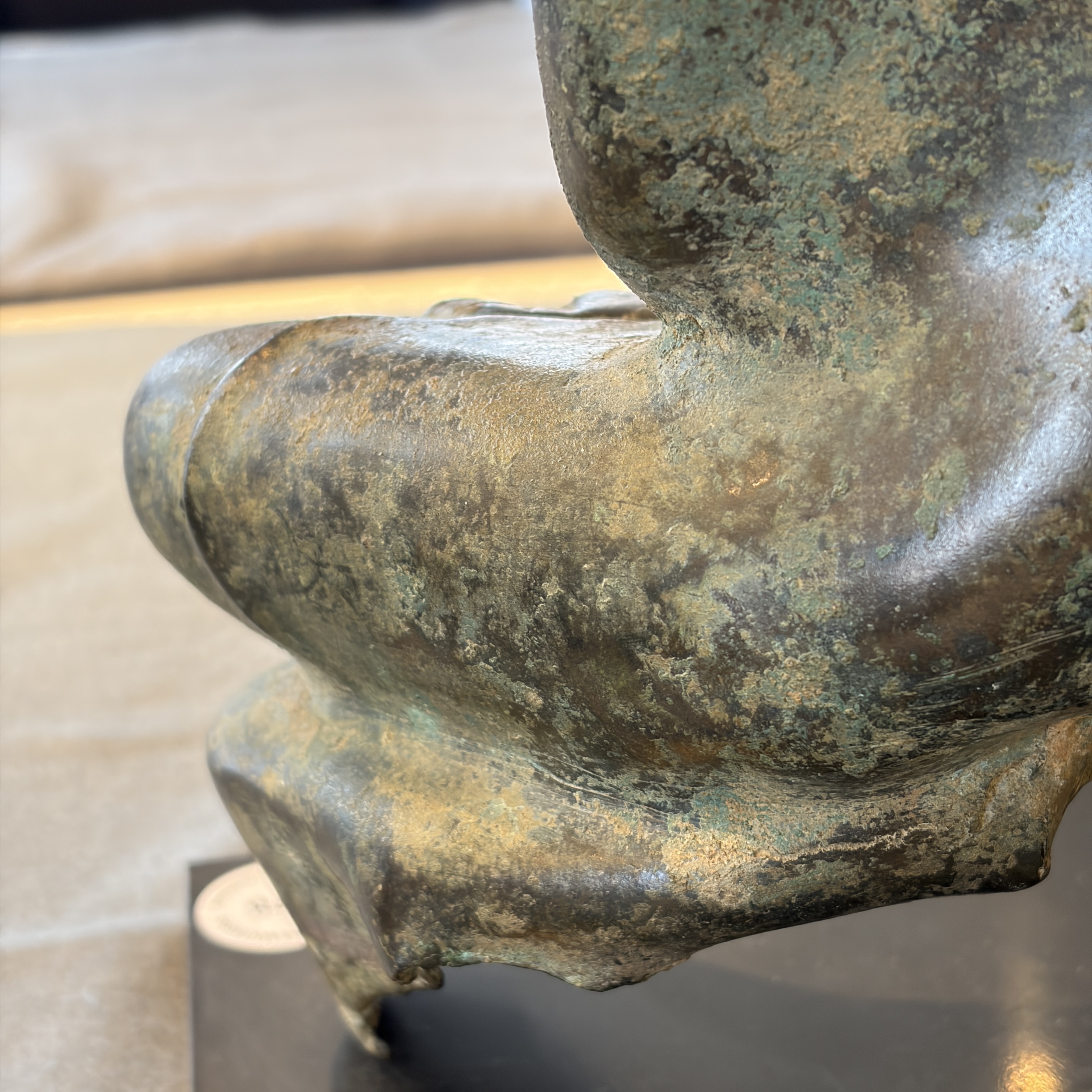 A Thai bronze seated Buddha torso on a later stand — photo 17