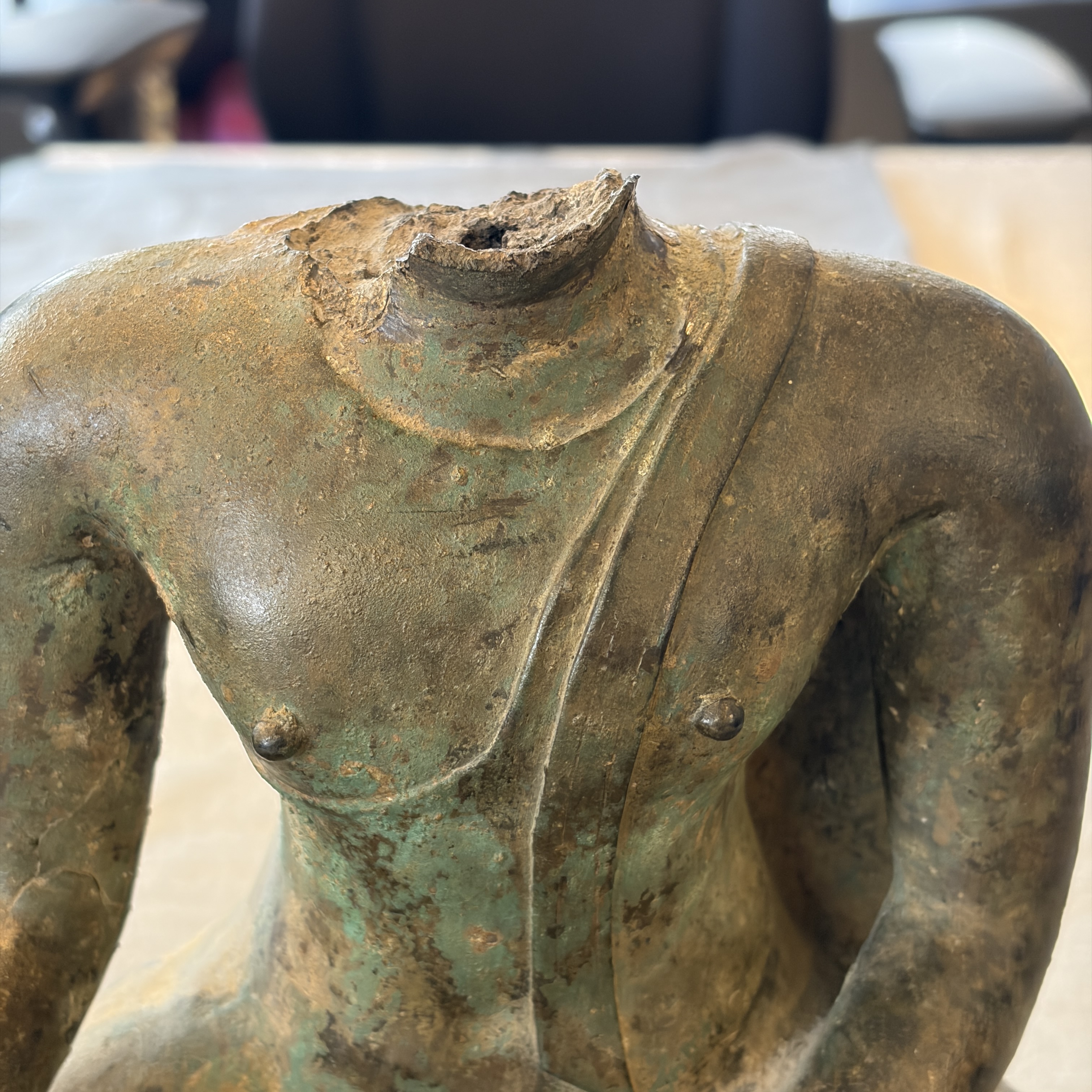 A Thai bronze seated Buddha torso on a later stand — photo 2