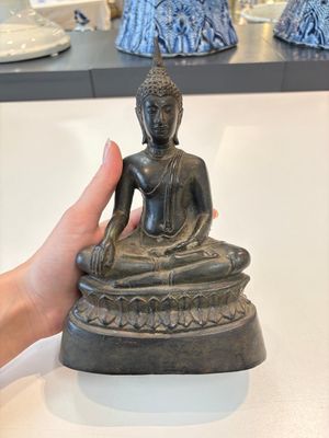A Thai Buddha, a Sino-Tibetan bronze Bodhisattva and a Tibetan bronze and iron phurba, 18/19th C. — foto 1