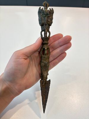 A Thai Buddha, a Sino-Tibetan bronze Bodhisattva and a Tibetan bronze and iron phurba, 18/19th C. — foto 13