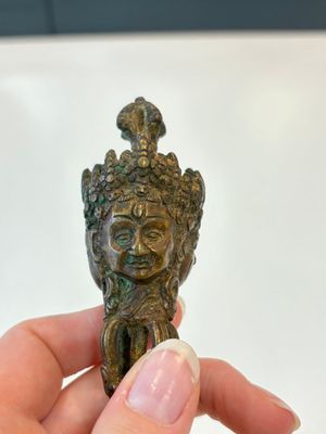 A Thai Buddha, a Sino-Tibetan bronze Bodhisattva and a Tibetan bronze and iron phurba, 18/19th C. — foto 16