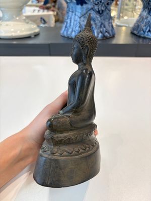 A Thai Buddha, a Sino-Tibetan bronze Bodhisattva and a Tibetan bronze and iron phurba, 18/19th C. — foto 2