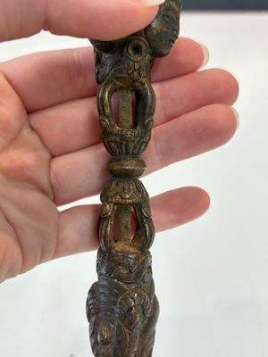 A Thai Buddha, a Sino-Tibetan bronze Bodhisattva and a Tibetan bronze and iron phurba, 18/19th C. — foto 21