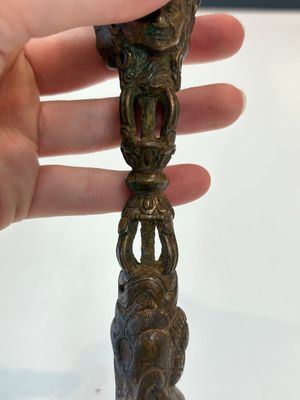 A Thai Buddha, a Sino-Tibetan bronze Bodhisattva and a Tibetan bronze and iron phurba, 18/19th C. — foto 23