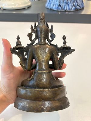 A Thai Buddha, a Sino-Tibetan bronze Bodhisattva and a Tibetan bronze and iron phurba, 18/19th C. — foto 29
