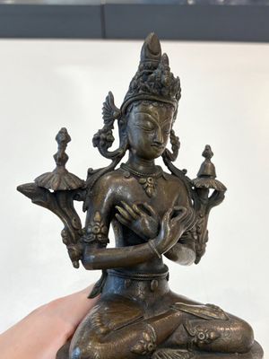 A Thai Buddha, a Sino-Tibetan bronze Bodhisattva and a Tibetan bronze and iron phurba, 18/19th C. — foto 32