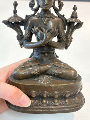 A Thai Buddha, a Sino-Tibetan bronze Bodhisattva and a Tibetan bronze and iron phurba, 18/19th C. — foto 33