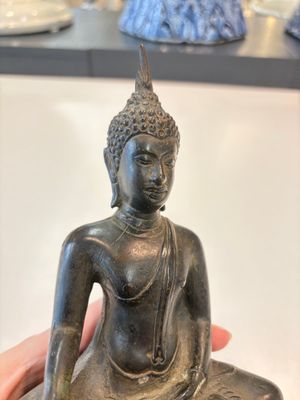 A Thai Buddha, a Sino-Tibetan bronze Bodhisattva and a Tibetan bronze and iron phurba, 18/19th C. — foto 8