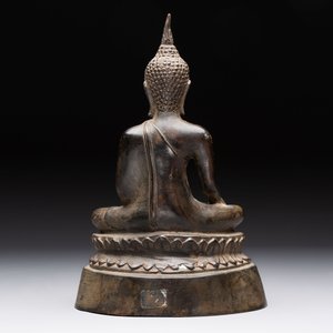 A Thai Buddha, a Sino-Tibetan bronze Bodhisattva and a Tibetan bronze and iron phurba, 18/19th C. — foto 11