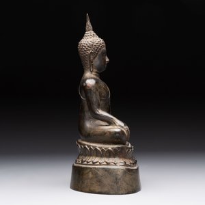 A Thai Buddha, a Sino-Tibetan bronze Bodhisattva and a Tibetan bronze and iron phurba, 18/19th C. — foto 12