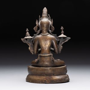 A Thai Buddha, a Sino-Tibetan bronze Bodhisattva and a Tibetan bronze and iron phurba, 18/19th C. — foto 4