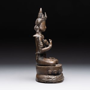 A Thai Buddha, a Sino-Tibetan bronze Bodhisattva and a Tibetan bronze and iron phurba, 18/19th C. — foto 5