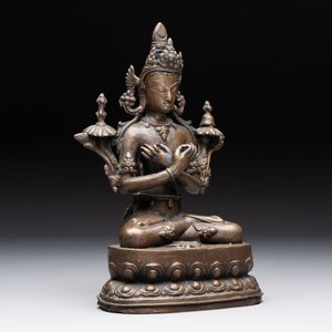 A Thai Buddha, a Sino-Tibetan bronze Bodhisattva and a Tibetan bronze and iron phurba, 18/19th C. — foto 6