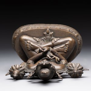A Thai Buddha, a Sino-Tibetan bronze Bodhisattva and a Tibetan bronze and iron phurba, 18/19th C. — foto 7