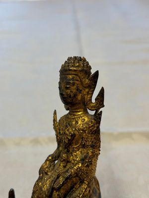 A Thai gilt-bronze figure of a seated deity with attendant animals, 19th C. — photo 5