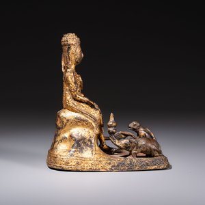 A Thai gilt-bronze figure of a seated deity with attendant animals, 19th C. — photo 5