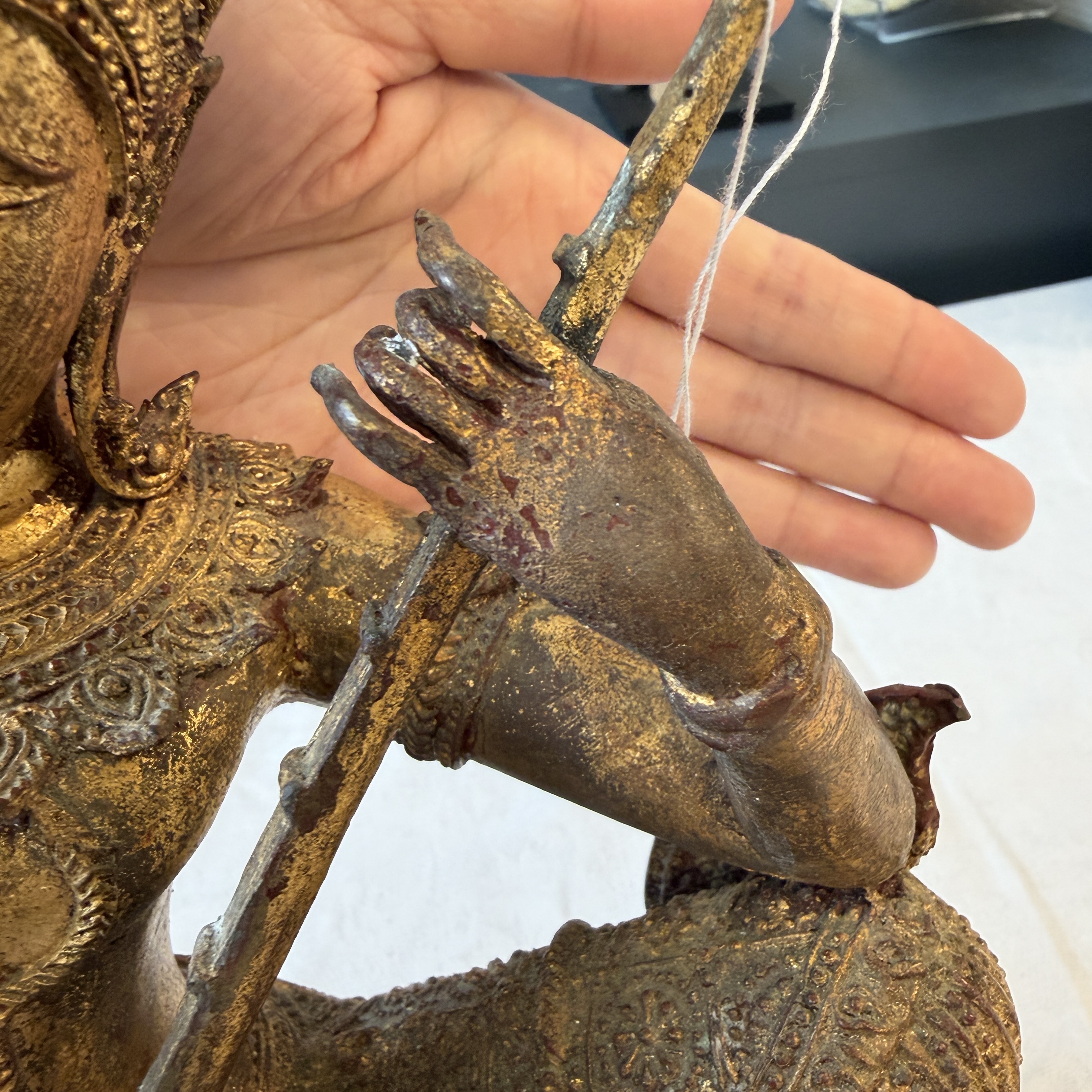 A Thai gilt-lacquered bronze model of Saraswati — 照片 15
