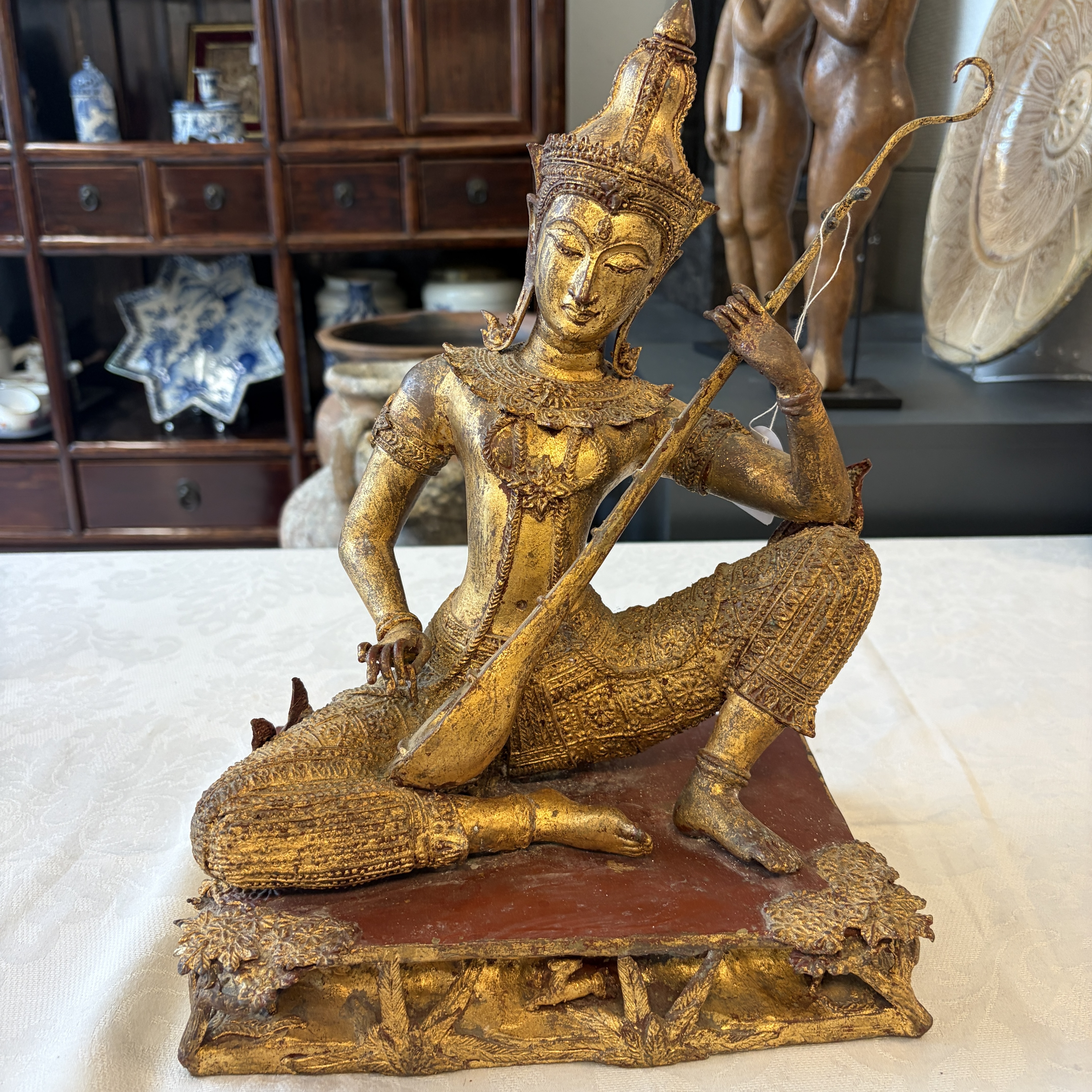 A Thai gilt-lacquered bronze model of Saraswati — 照片 1