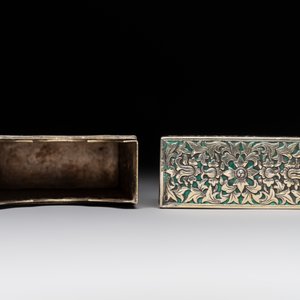 A Thai green-enamelled gilt silver box and cover, Ngern Lai 紋銀 and Yu Yuan 匯源 mark, Bangkok, 19/20th C. — photo 6