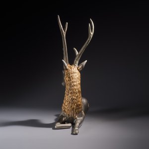 A Thai metal-alloy sculpture of a reclining stag, 20th C. — photo 2