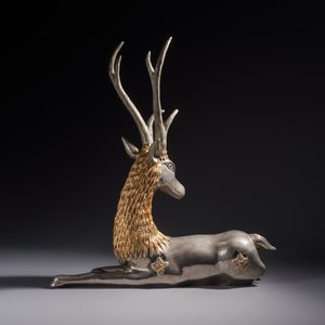 A Thai metal-alloy sculpture of a reclining stag, 20th C. — photo 3