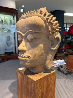 A Thai pottery Haripunjaya-style head of Buddha, possibly 13th C. — photo 12