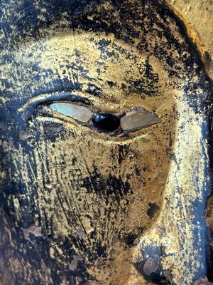 A Thai red sandstone head of Buddha and a lacquered and gilt stone head of Buddha, possibly Ayutthaya period, 15th C. — 照片 13