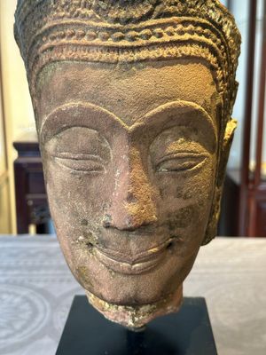 A Thai red sandstone head of Buddha and a lacquered and gilt stone head of Buddha, possibly Ayutthaya period, 15th C. — 照片 5