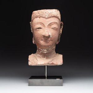 A Thai red sandstone head of Buddha, possibly Ayutthaya period, 15th C. — foto 2