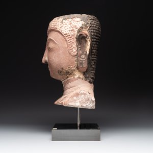 A Thai red sandstone head of Buddha, possibly Ayutthaya period, 15th C. — foto 3