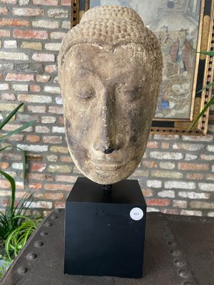 A Thai sandstone head of Buddha, possibly Ayutthaya period, 14/15th C. — foto 1