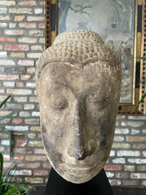 A Thai sandstone head of Buddha, possibly Ayutthaya period, 14/15th C. — foto 2