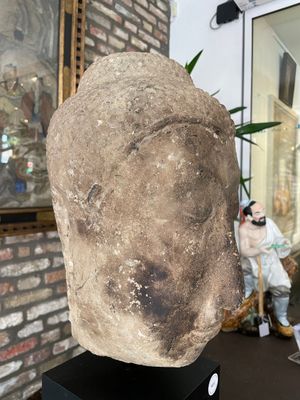 A Thai sandstone head of Buddha, possibly Ayutthaya period, 14/15th C. — foto 3