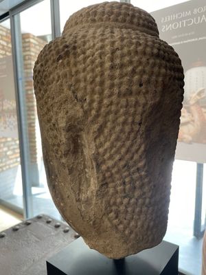 A Thai sandstone head of Buddha, possibly Ayutthaya period, 14/15th C. — foto 9
