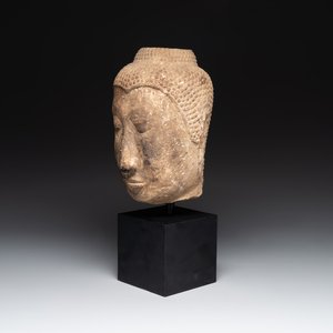 A Thai sandstone head of Buddha, possibly Ayutthaya period, 14/15th C. — foto 1