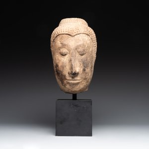 A Thai sandstone head of Buddha, possibly Ayutthaya period, 14/15th C. — foto 2
