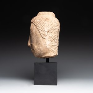 A Thai sandstone head of Buddha, possibly Ayutthaya period, 14/15th C. — foto 3