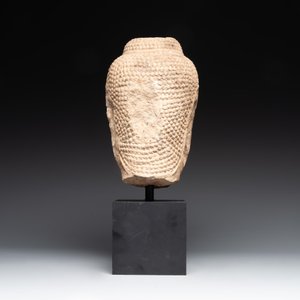 A Thai sandstone head of Buddha, possibly Ayutthaya period, 14/15th C. — foto 4