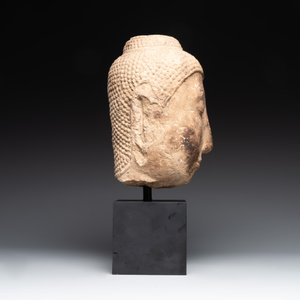A Thai sandstone head of Buddha, possibly Ayutthaya period, 14/15th C. — foto 5