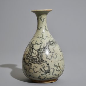A Thai Sawankhalok blue and white bottle-shaped dragon vase, 17th C. — photo 3