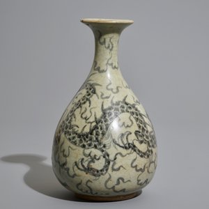 A Thai Sawankhalok blue and white bottle-shaped dragon vase, 17th C. — photo 4