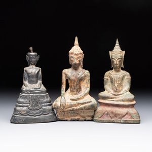 A Thai silver Buddha and two Burmese bronze Buddhas, 16/19th C. — 照片 1